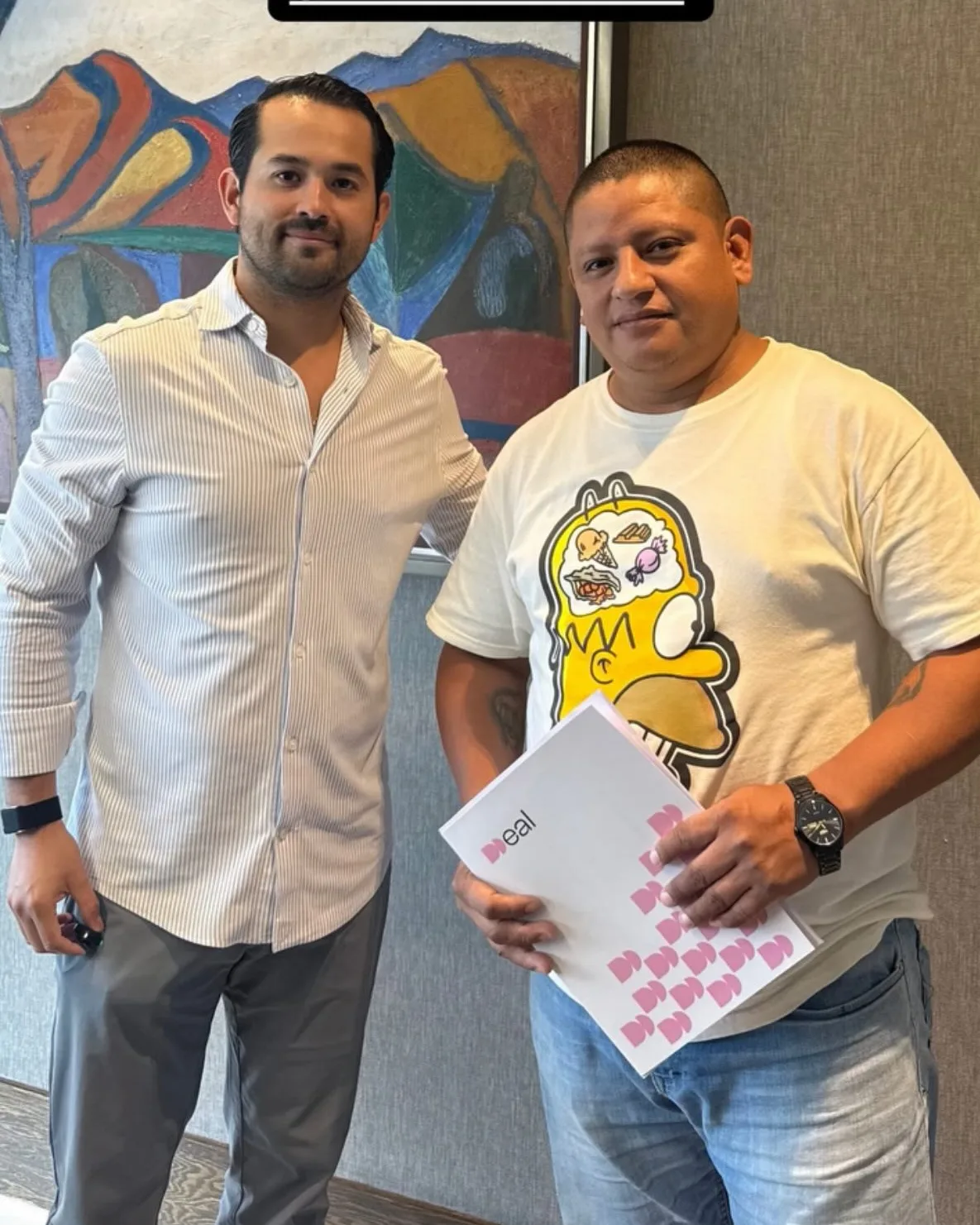 Un vendedor recibe su carpeta de Deal el día de la firma de la casa catorce