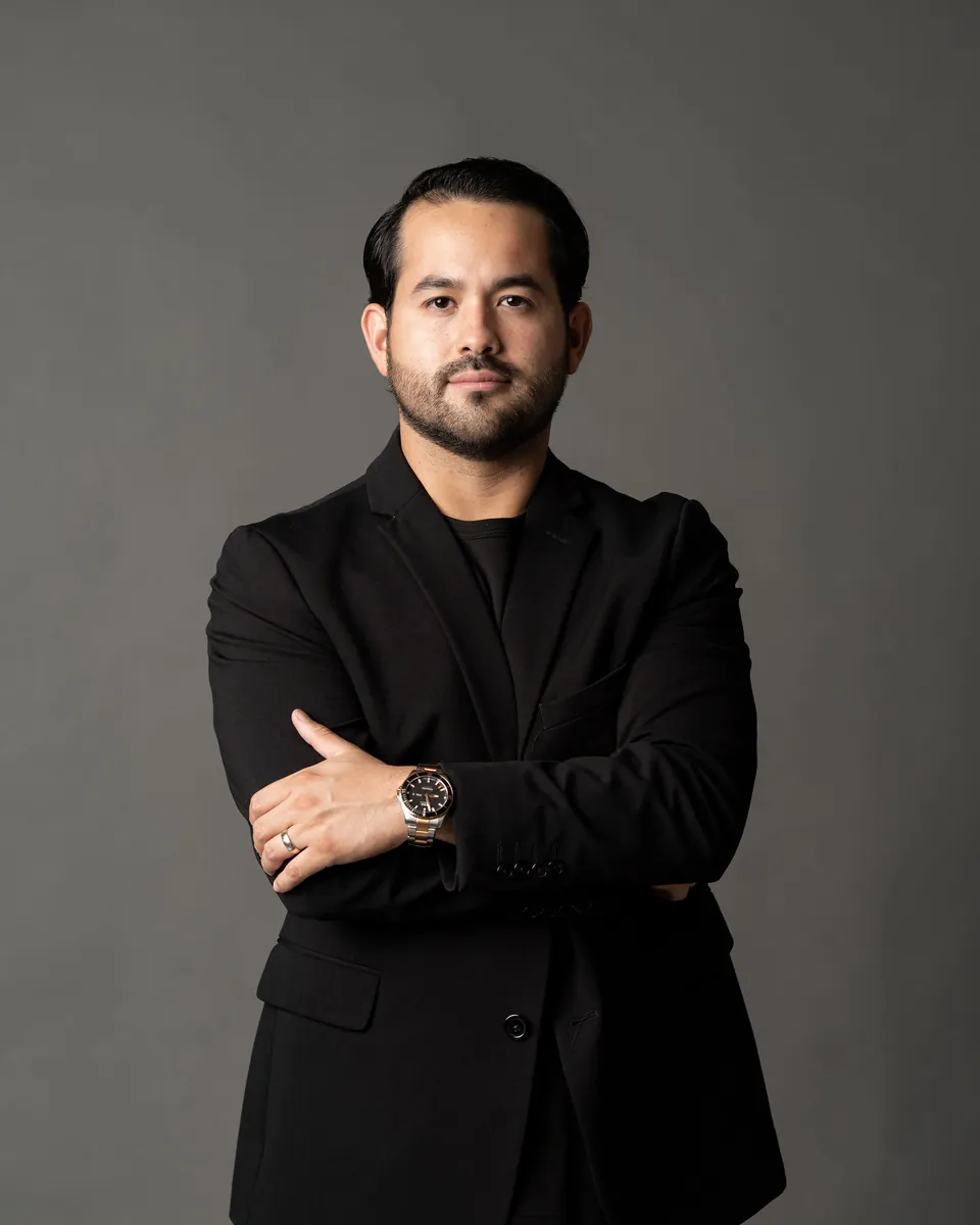 Emiliano, de saco negro y brazos cruzados