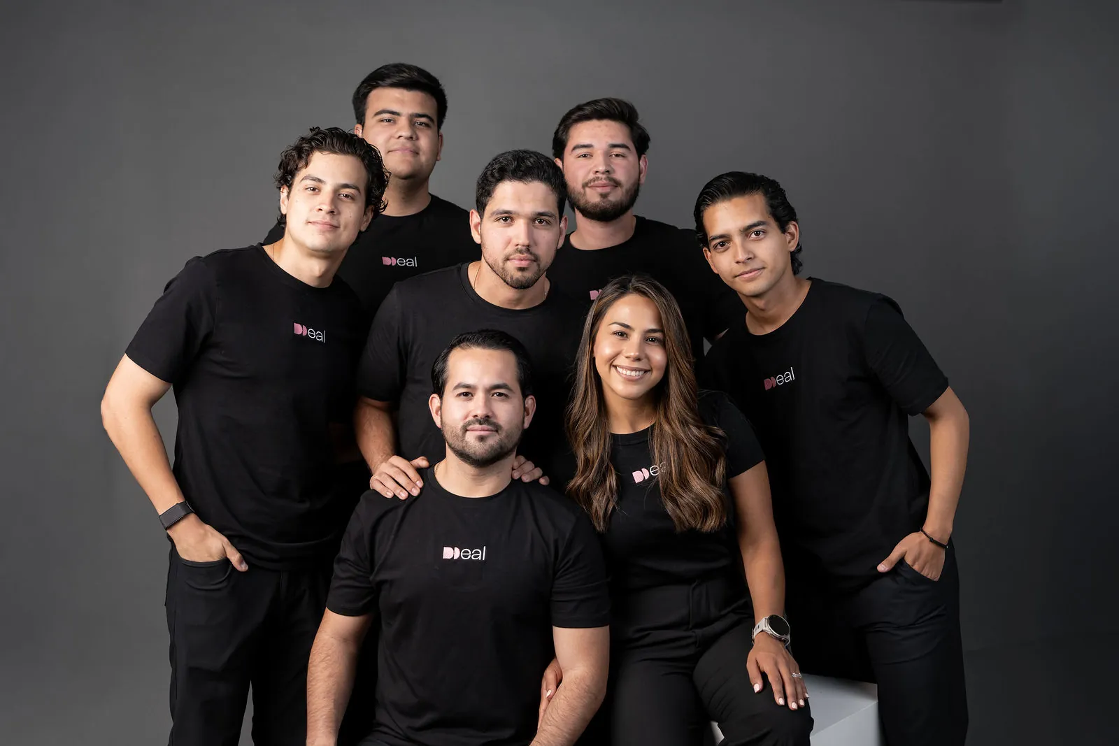 El equipo de Deal con sus playeras negras, en el estudio